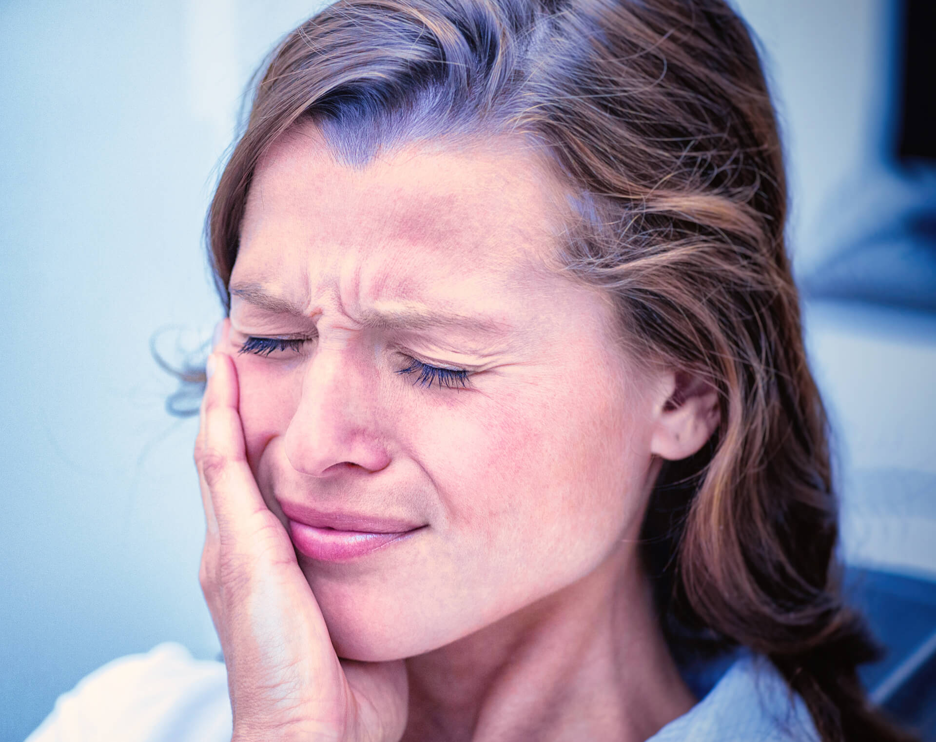 Woman with throbbing pain after tooth extraction.